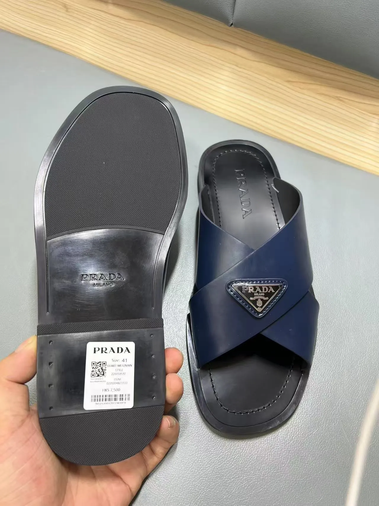 340💰PRADA Prada’s latest slippers are synchronized with the official website. This slipper is made of the brand’s unique and iconic Saffiano leather. The brand logo jumps out from the double straps, and the brand style is clearly visible. Cowhide gives men elegant charm and functional design, making it an ideal choice for vacation and leisure. Size:38-45